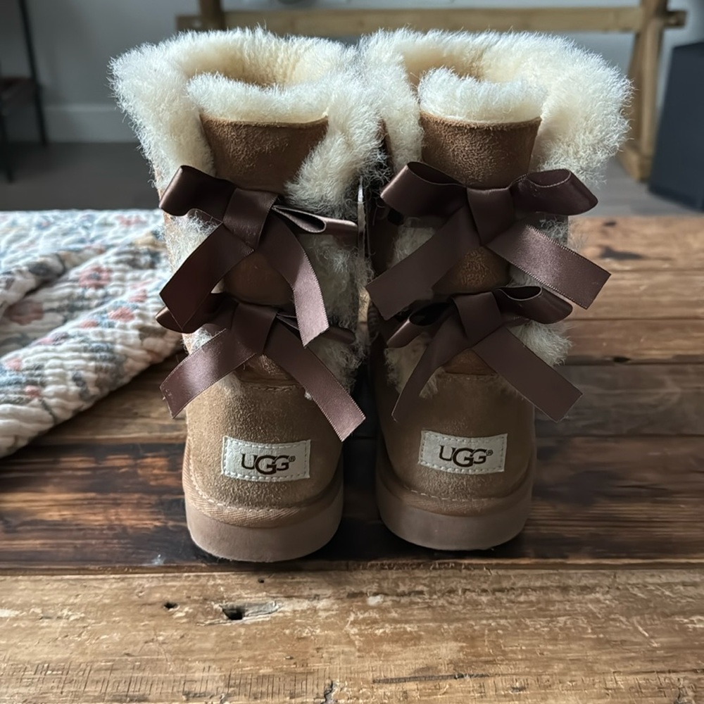Chestnut Uggs 2 bows